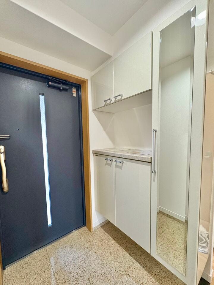 白を基調をしたシューズボックスが備え付けてあるため、収納力◎靴やブーツはもちろんや靴磨き・雨具・洋服のにおい取りスプレー・などもしまっておけます。来客時にきれいな玄関は誰にも嬉しいものです。