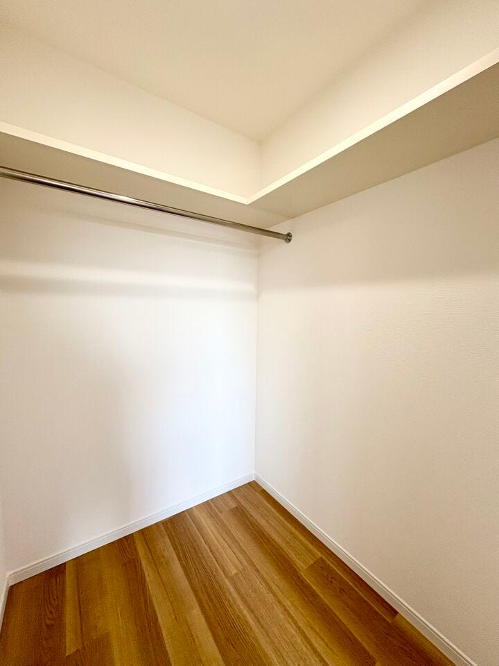 広めのウォークインクローゼット付きで収納力◎洋服・カバンや季節の電化製品などもこちらにきれいに収納できます。季節の衣替えも必要なくなるかもしれません。