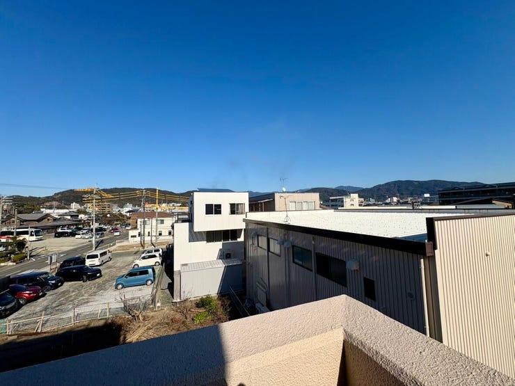 周辺には視界を遮る建物はなく、開放的な眺めです。陽当たり良好なのも魅力です。