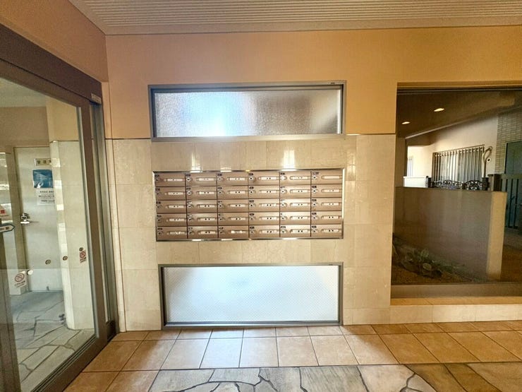 ■郵便ポスト■
雨にも濡れず郵便物を確認でき、防犯面でも安心の設備です。