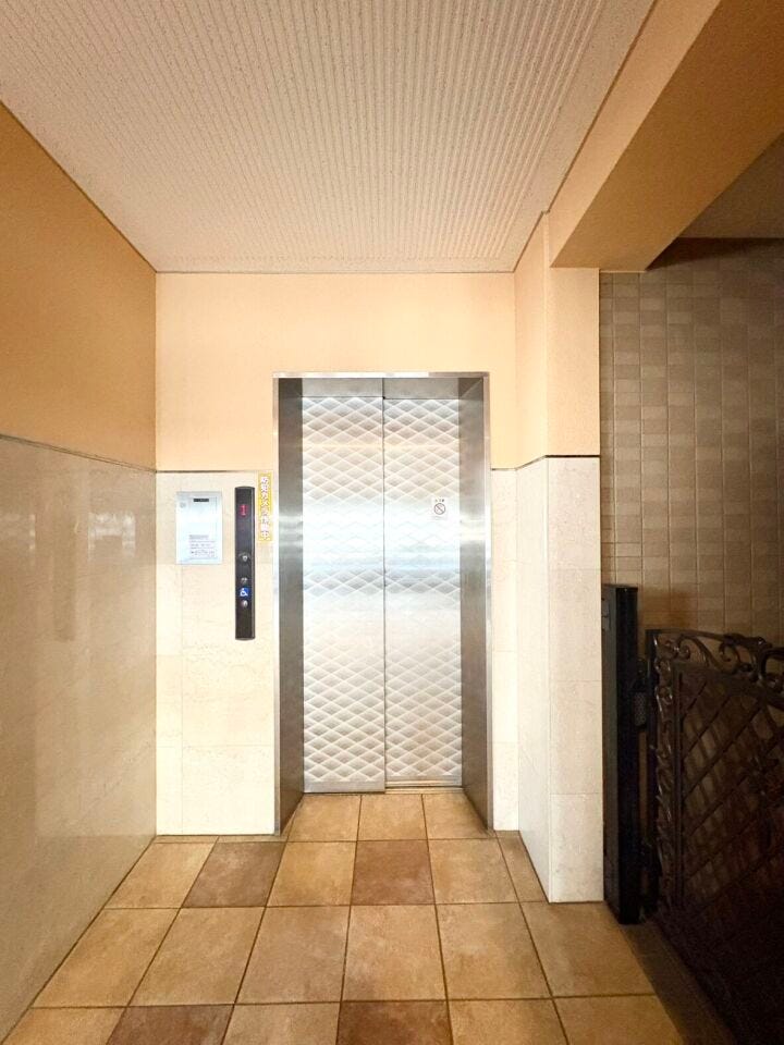 重い荷物やベビーカーの移動も楽に行える、エレベーター付きマンションです。小さなお子様やご高齢のかたも安心してご利用できます。
