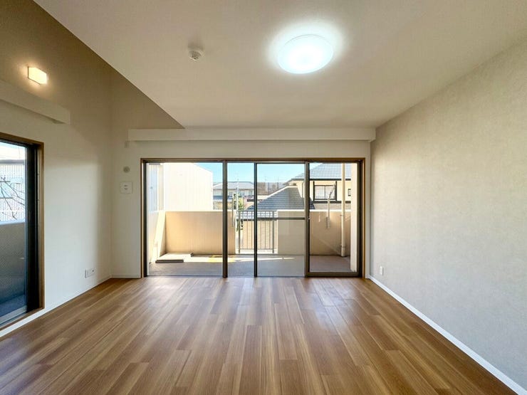 南東向きのリビングは陽当たり良好で日中は電気いらずで過ごすことができます。家族が同じ空間にいながらも、それぞれゆったり寛げる約15.3帖の広々としたLDK。