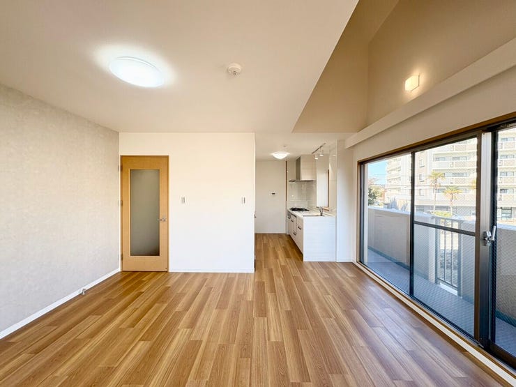 南東向きのリビングは陽当たり良好で日中は電気いらずで過ごすことができます。リビング一面が大きな窓で、開放感があり自然光がたっぷり差し込みます。大きな窓が印象的なリビングです。