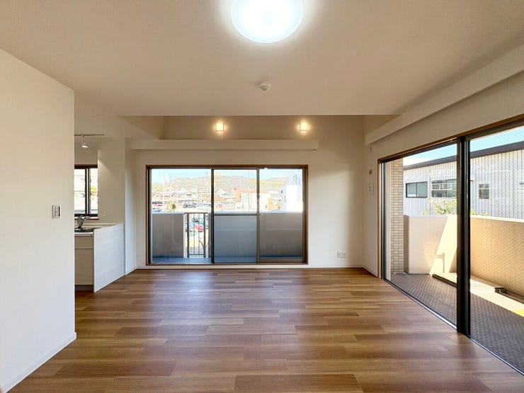 【リビング】
縦長で家具配置しやすいLDKです。バルコニーに面し明るく開放的な物件です。南東と北東に面しているので陽当たり良好です。