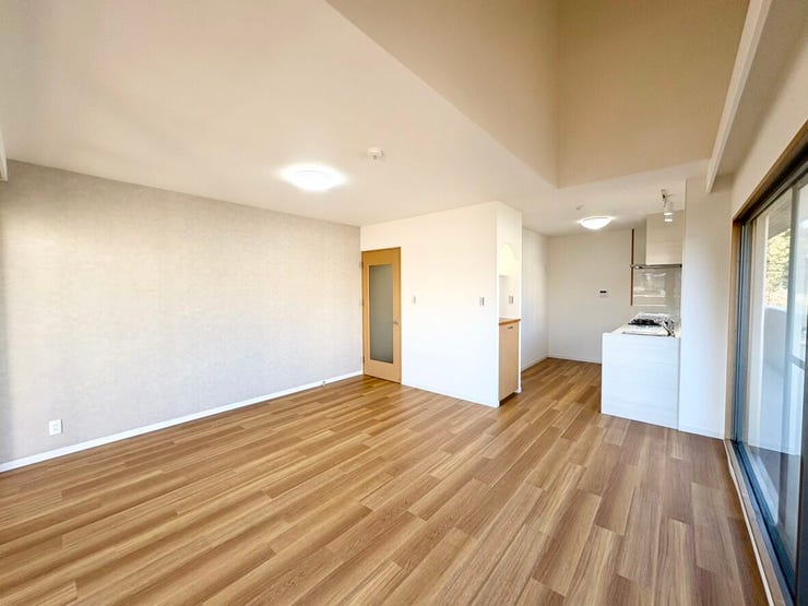 家族が同じ空間にいながらも、それぞれゆったり寛げる約15.3帖の広々としたLDK。フローリングの明るい色がリビングに全体をさらに明るくしてくれます。