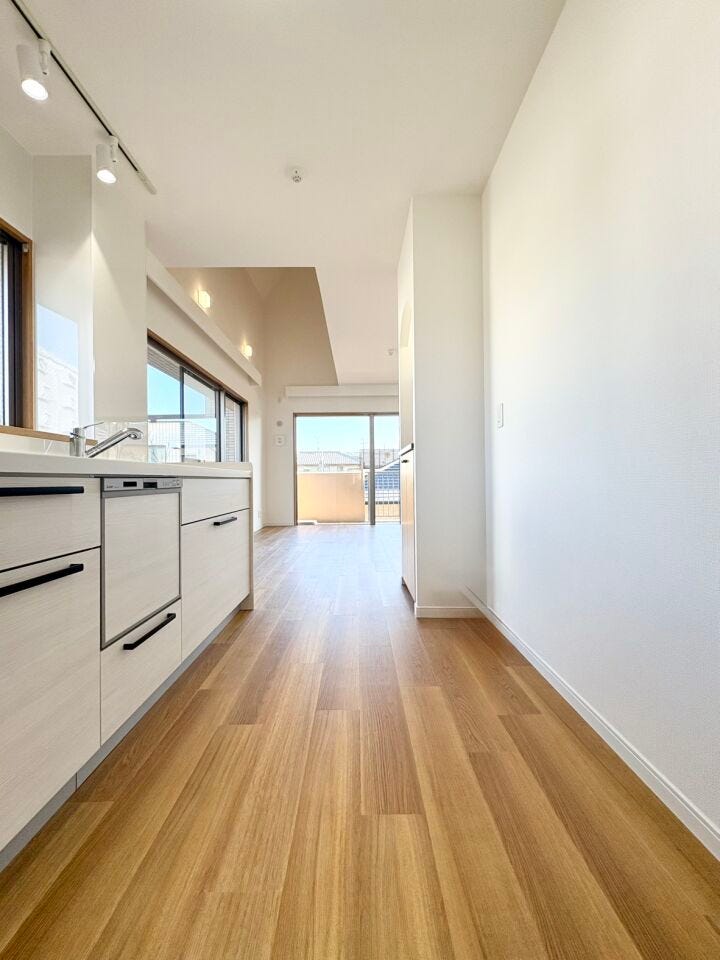 LDK奥に配置された壁付けキッチンです。リビングから視線が外れやすく、窓付きで換気・採光も良好な使い勝手の良い配置になっています。