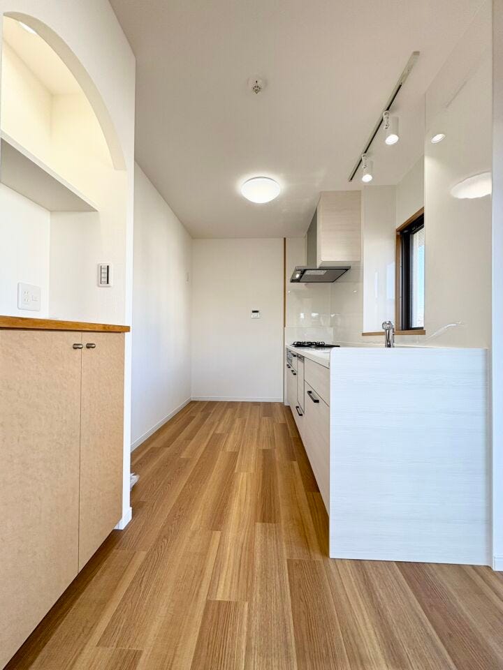 作業スペースにもゆとりがあり、複数人での調理やご家族と並んでの作業も快適です。冷蔵庫や収納棚の設置もしやすく使い勝手とデザイン性を兼ね備えたキッチン空間です。