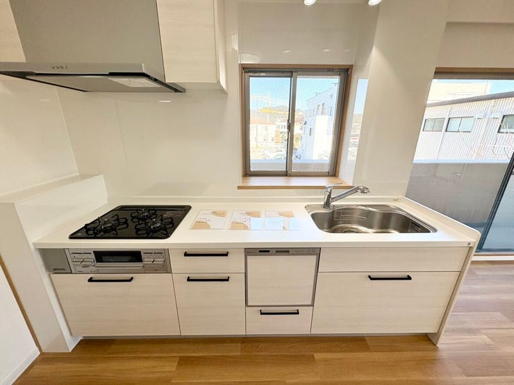 収納も充実しているので、調味料や食品のストックスペース、調理グッズなどすっきり収納できます。キッチンにも窓があり、明るい空間です。調理中のにおいや湿気を外に逃がしやすく、快適に使えるキッチンです。