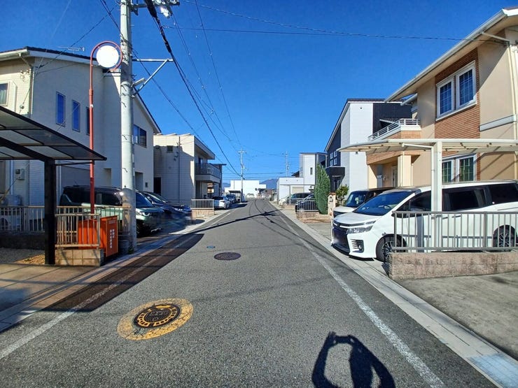 前面道路は6m以上あり、車の出し入れもスムーズになります