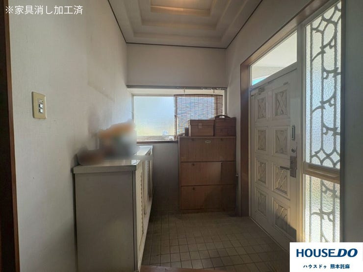 明るい玄関が魅力的ですね♪※現況優先