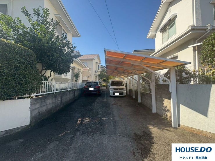 縦列駐車になります。カーポート付き!