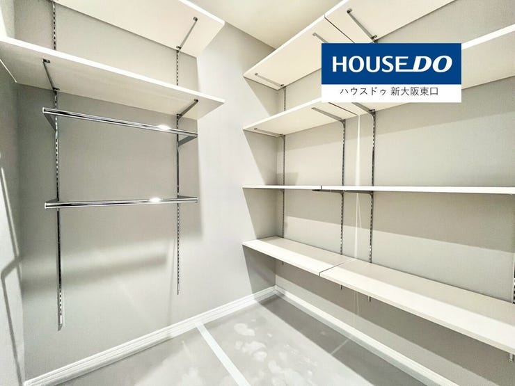 シューズクロークはかなり広く、靴以外にもキャリーケースやゴルフバッグなども置けます!