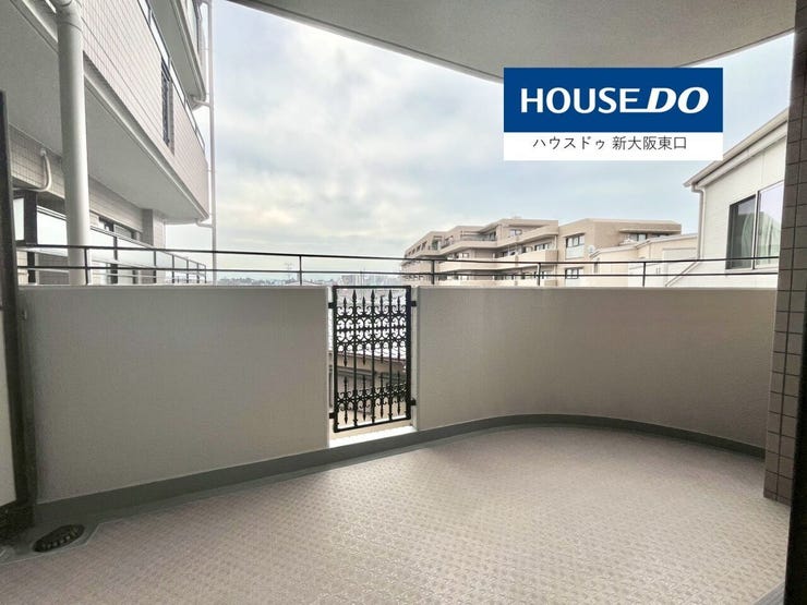 バルコニーは奥行きが深く、過ごしやすい時期にお外でお酒を飲むと最高です!