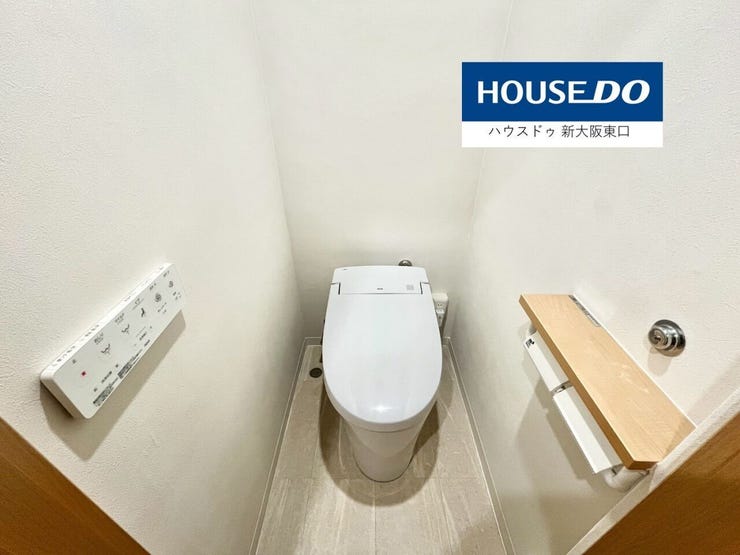 トイレは新品です。
タンクレスの温水洗浄便座つきです。