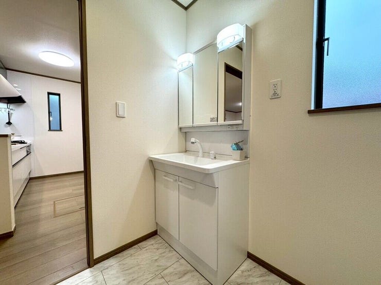 【Washroom】毎朝の準備がスムーズに。広めの洗面台と収納が使いやすい洗面所です。