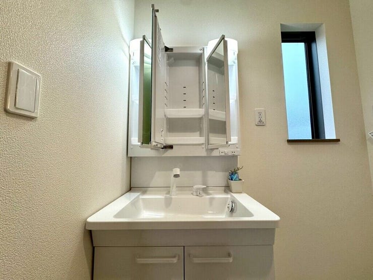 【Washroom】すっきりとしたデザインで、毎日の生活が快適に。収納も豊富な洗面所です。