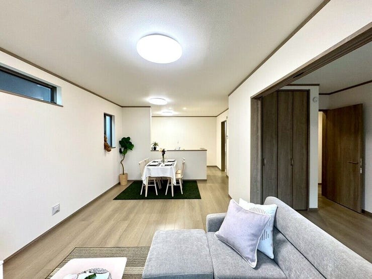 【Living】家族が集まりやすい場所で、くつろぎと会話が自然に生まれます。