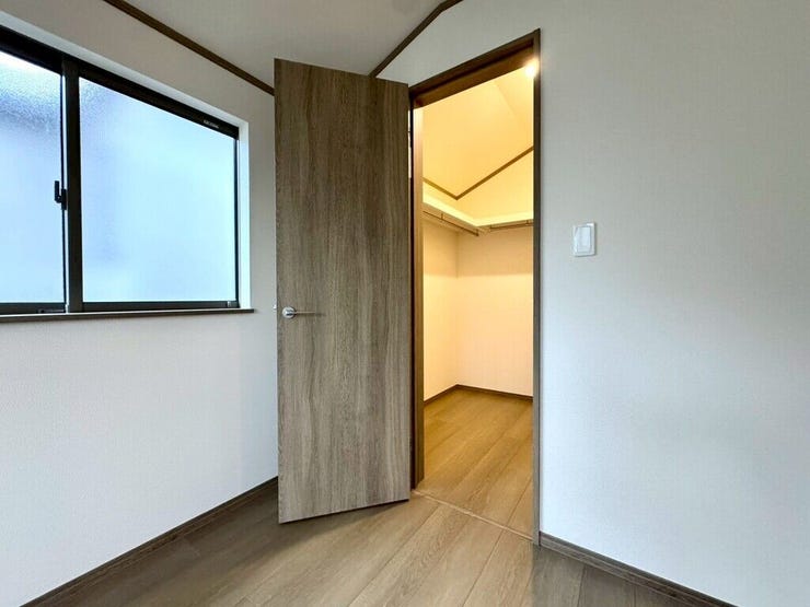 【Bedroom】洋室には収納力のあるクローゼット付き。衣類や荷物もすっきり収まります。