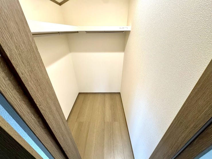 【WIC】広々としたウォークインクローゼットで、衣類や小物をすっきり収納できます。