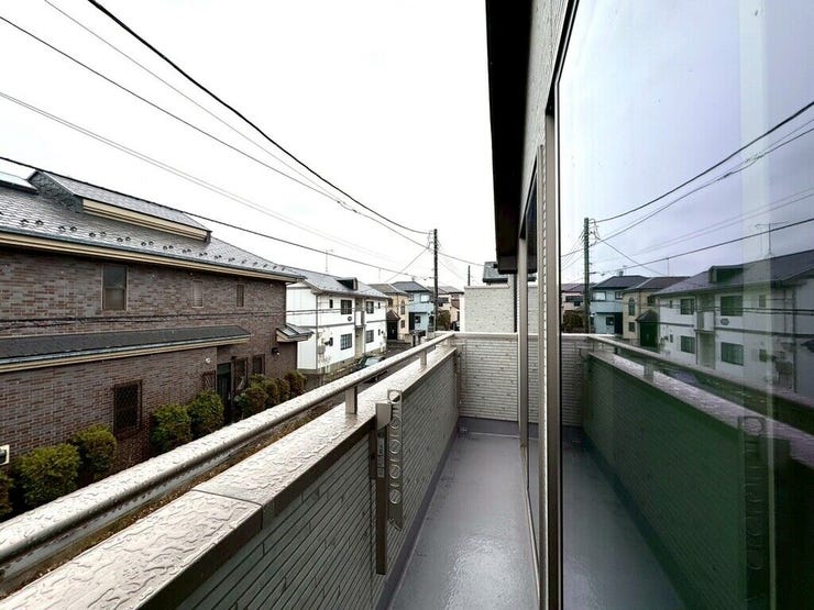 【Balcony】日当たりの良いバルコニーはお洗濯物がしっかり乾きやすく、毎日の家事にも重宝します。