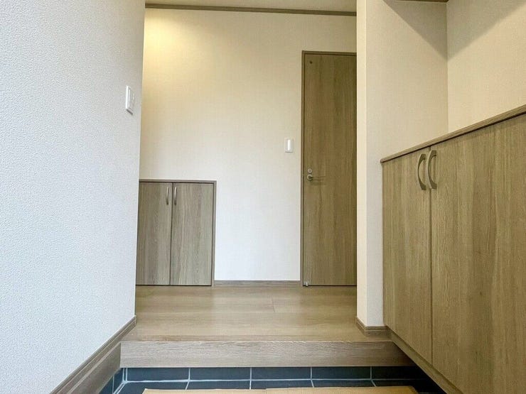 【Entrance】シューズボックス完備の玄関で、靴や小物もスッキリ収納できます。