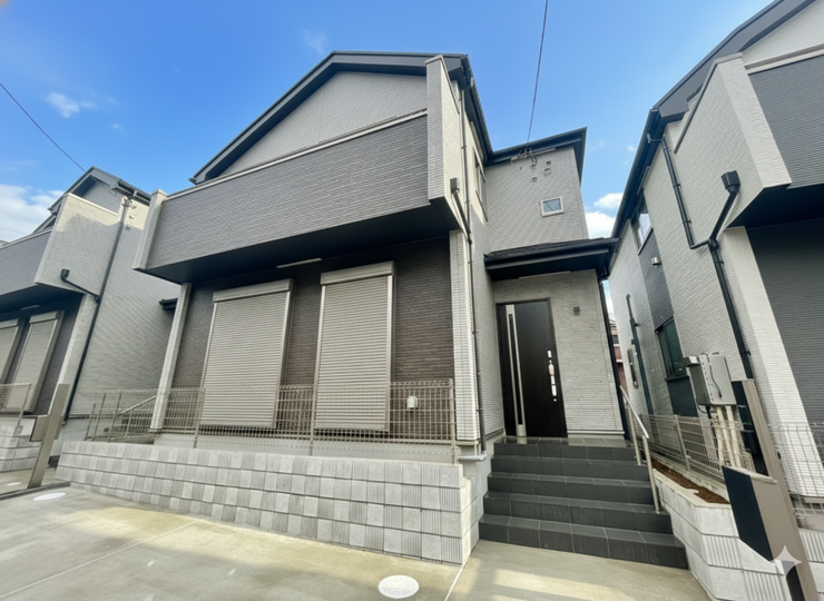 【Exterior】ゆとりのある駐車スペース付きで、車の出し入れもスムーズに行えます。