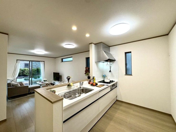 【kitchen】効率よく使える広々キッチン。収納力も高く、料理の時間がスムーズに。