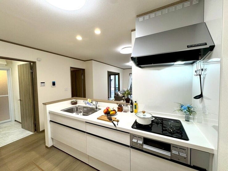 【kitchen】大きなカウンターと十分な収納で、日々の料理が快適に進みます。