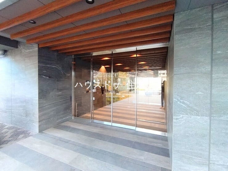 ★エントランスには庇(屋根)がございますので雨の日も安心♪