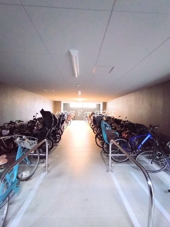 ★屋根付きの駐輪場ですので雨の日も安心。サドルが濡れる事も無いですね!