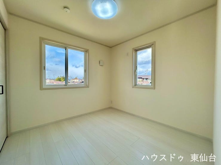 2面採光の明るい4.5帖の洋室です♪