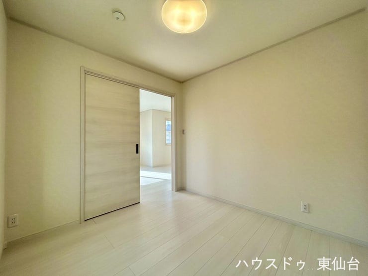 リビングに面した4.5帖のお部屋です♪
お子様のお友達が遊びに来た時のお部屋や、お昼寝など、使い勝手がよさそうです♪