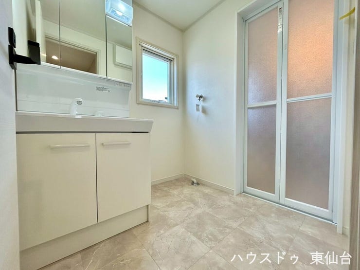 うれしい三面鏡♪
小窓もついてじめじめしがちな水回りもすっきり換気できます♪