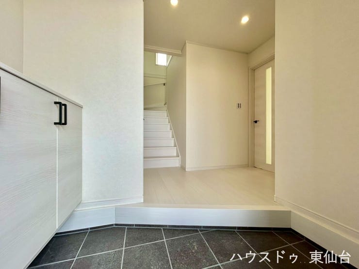 空間を斜めに切り取ったアーティスティックなおもてなしの玄関です♪