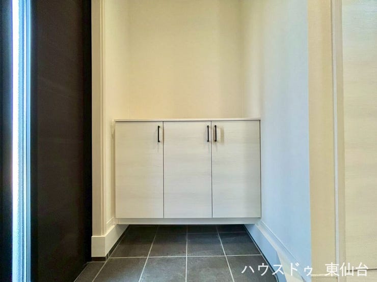 ロータイプの靴箱で圧迫感を抑えたすっきりとした玄関です♪