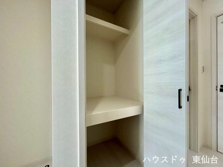 棚がついていて空間を有効に使える廊下の収納です♪