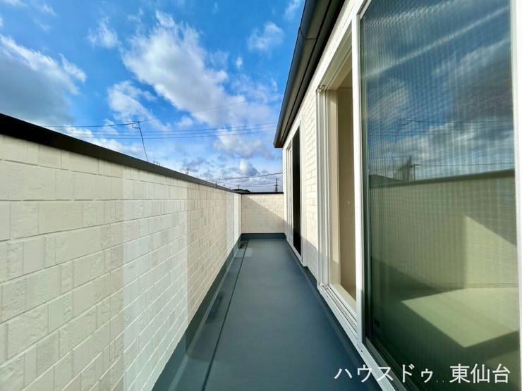 晴れた日に一気にみんなのお布団をふかふかにできる、素敵なバルコニーです♪