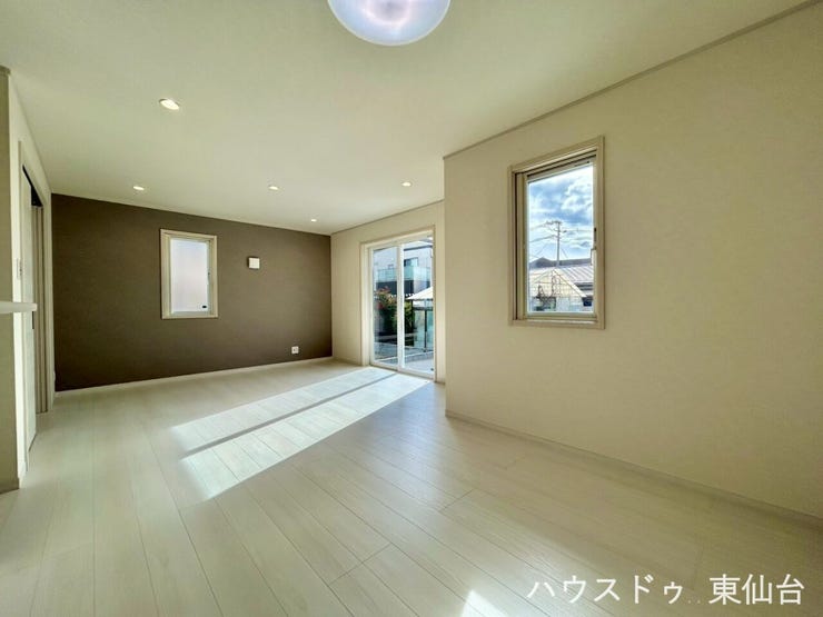 おちついた色味のアクセントクロスが憩いのリビングがおしゃれな洋室です♪