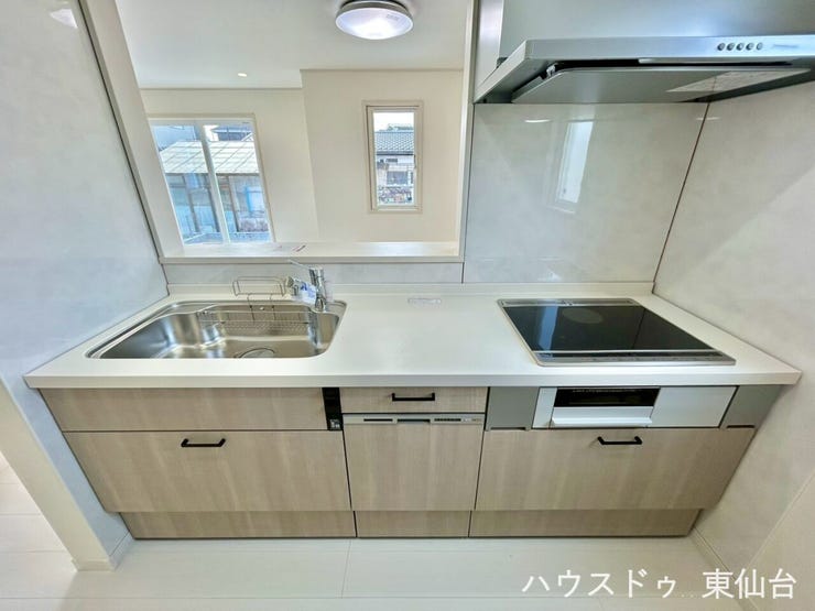 リビングとつながりを持ちつつもお料理に集中できる空間になっています♪実は食洗器も備わっています!!