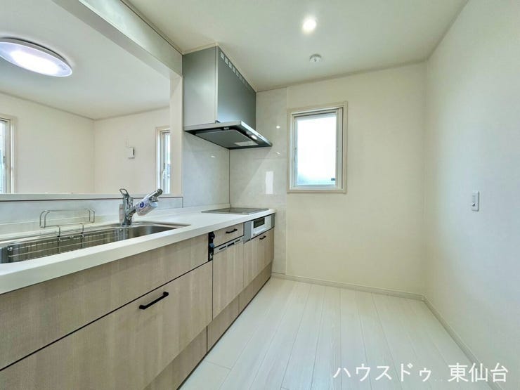 お好みのカップボードを置くスペースもありますね♪