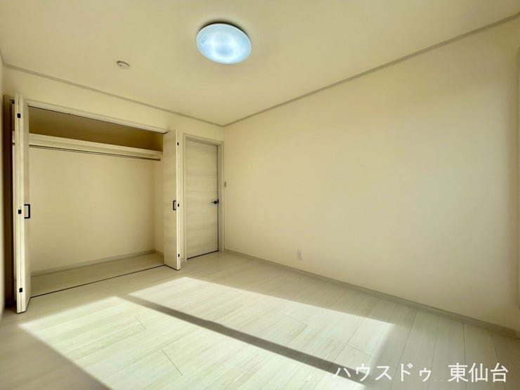 6帖の洋室です♪こちらからもバルコニーに出ることができます♪