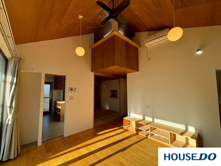 天井が高く大きい窓から光が差し込むリビングです!!