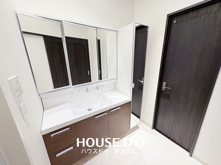 【LIXILリフォームイメージ】
■収納豊富な洗面台!
■現在の人気は鏡の裏が収納になっている3面鏡タイプの物になります!
■グレードによって価格も変動します。詳しくはお問い合わせください!