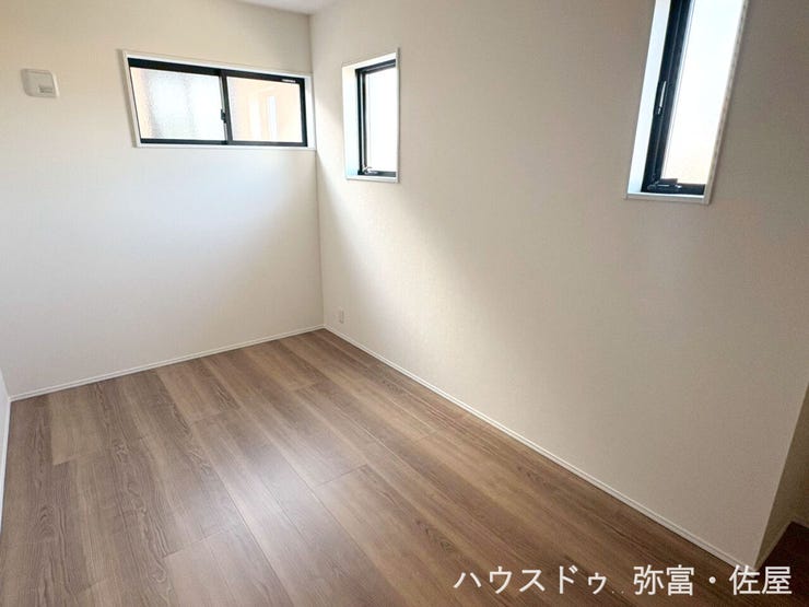 2面採光を確保した約5帖の北側洋室は、風通しも良く居心地の良い空間です♪