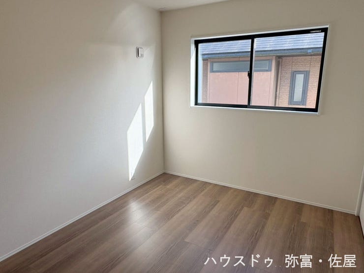 南側に面した約5.25帖の洋室は採光に優れた心地良い空間です(^^)