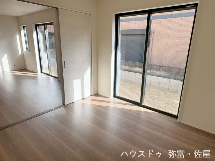 1階洋室は客間としてもお使いいただけますし、扉を開放しておけばリビングダイニングがより広くお使いいただけます♪