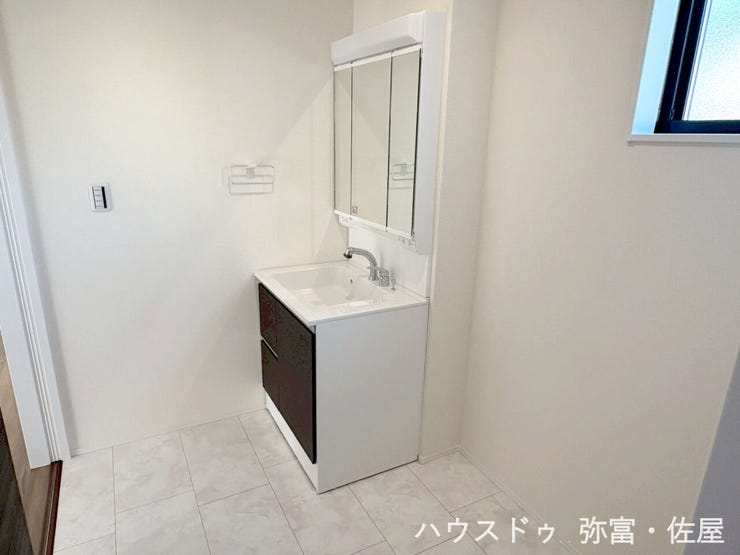 シャワー付洗面化粧台◇収納付なので、細々した物の多い洗面まわりもすっきり♪