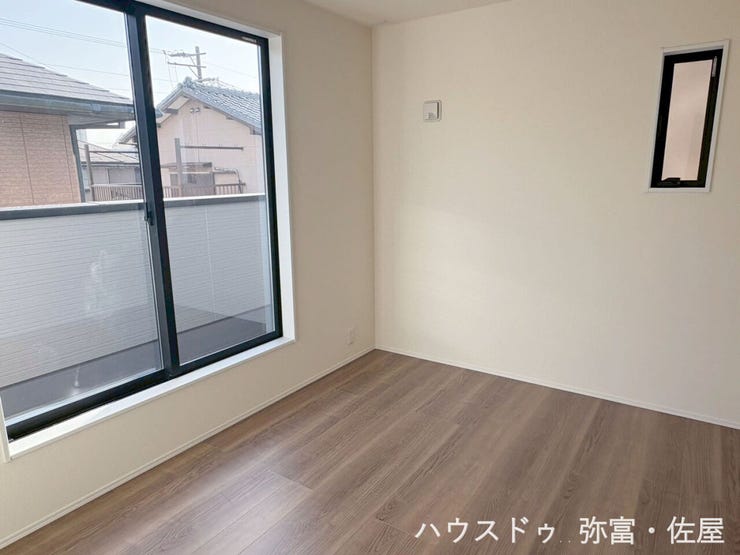 バルコニーに面した約5.63帖の明るい洋室!