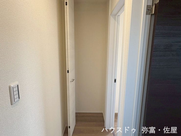 廊下収納付♪掃除道具など片付けられます!