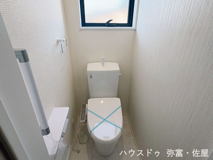 快適な温水洗浄便座付!少ない水量でしっかり流す節水型トイレを採用♪